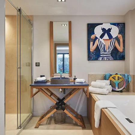 5-bedroom With Swimming Pool In The Heart Of The Croisette In *